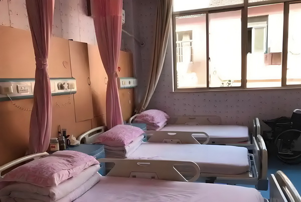 姜文被困在一个什么东西里